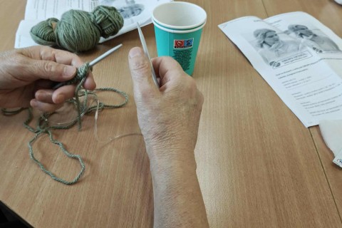 Warsztaty robienia na drutach dla seniorów