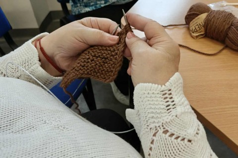 Warsztaty robienia na drutach dla seniorów