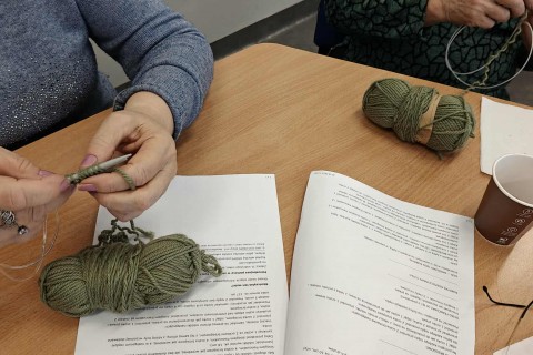 Warsztaty robienia na drutach dla seniorów