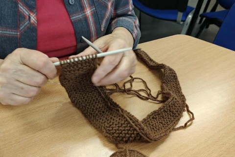 Warsztaty robienia na drutach dla seniorów