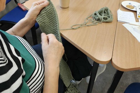 Warsztaty robienia na drutach dla seniorów
