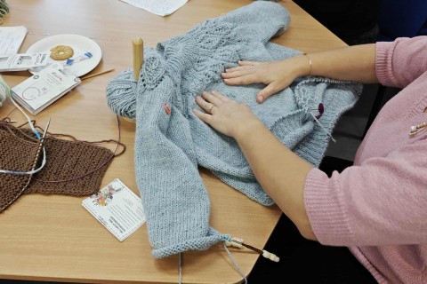 Warsztaty robienia na drutach dla seniorów