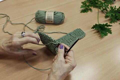 Warsztaty robienia na drutach dla seniorów