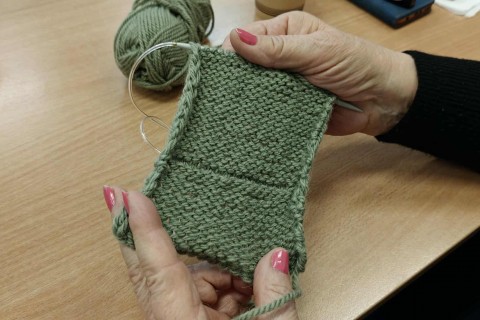 Warsztaty robienia na drutach dla seniorów