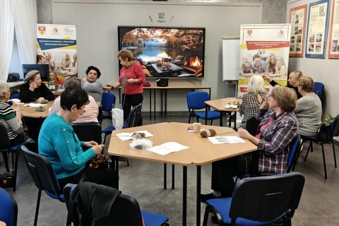 Warsztaty robienia na drutach dla seniorów