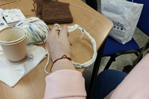 Warsztaty robienia na drutach dla seniorów