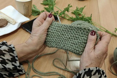 Warsztaty robienia na drutach dla seniorów