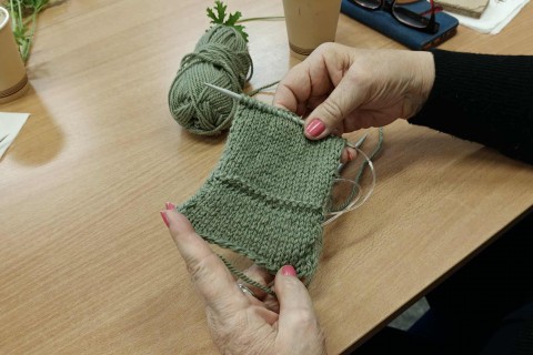 Warsztaty robienia na drutach dla seniorów