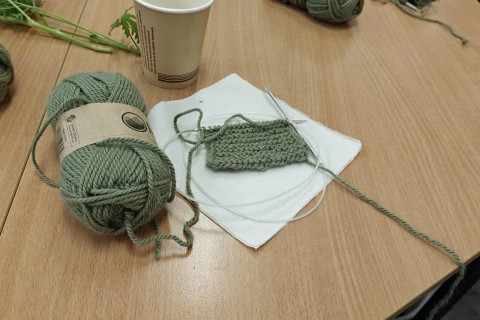 Warsztaty robienia na drutach dla seniorów