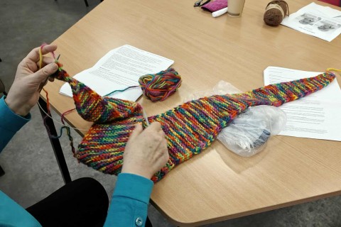 Warsztaty robienia na drutach dla seniorów
