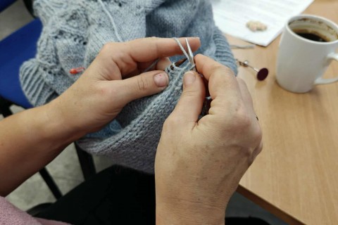 Warsztaty robienia na drutach dla seniorów