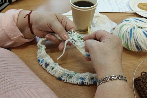 Warsztaty robienia na drutach dla seniorów