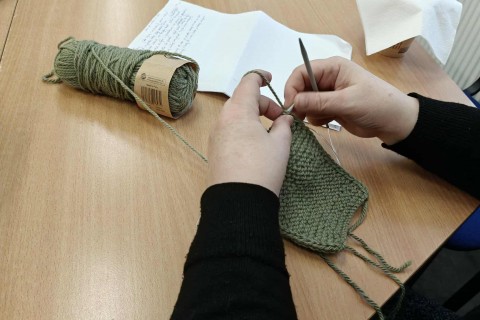 Warsztaty robienia na drutach dla seniorów