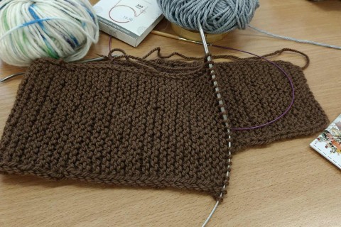 Warsztaty robienia na drutach dla seniorów