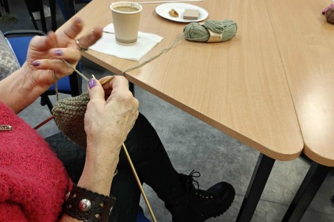 Warsztaty robienia na drutach dla seniorów