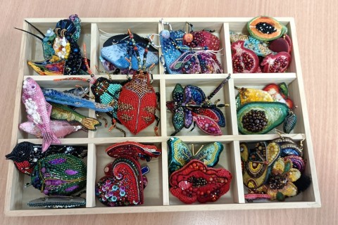 Warsztaty tworzenia biżuterii - broszka w technice haftu koralikowego