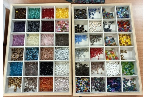 Warsztaty tworzenia biżuterii - broszka w technice haftu koralikowego