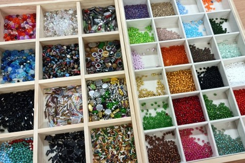 Warsztaty tworzenia biżuterii - broszka w technice haftu koralikowego