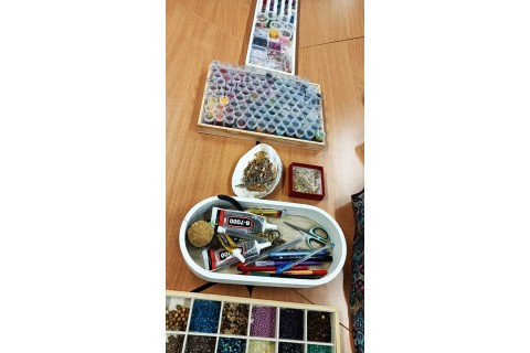 Warsztaty tworzenia biżuterii - broszka w technice haftu koralikowego