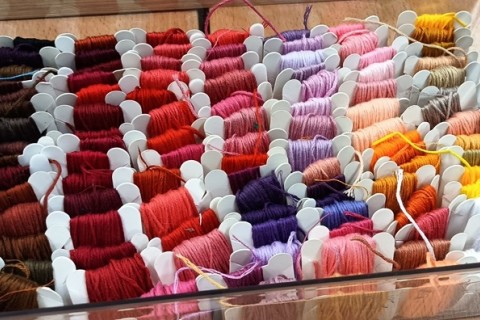 Warsztaty tworzenia biżuterii - broszka w technice haftu koralikowego