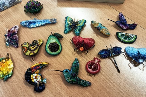 Warsztaty tworzenia biżuterii - broszka w technice haftu koralikowego