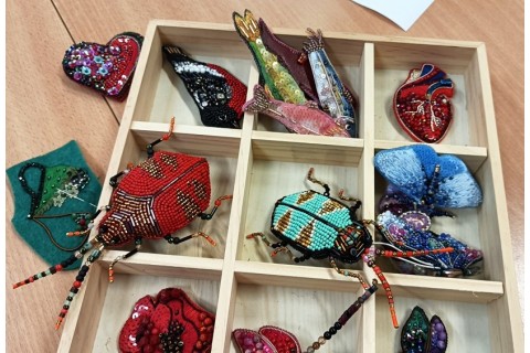 Warsztaty tworzenia biżuterii - broszka w technice haftu koralikowego