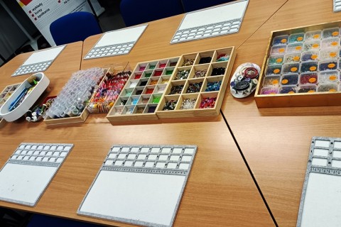 Warsztaty tworzenia biżuterii - broszka w technice haftu koralikowego