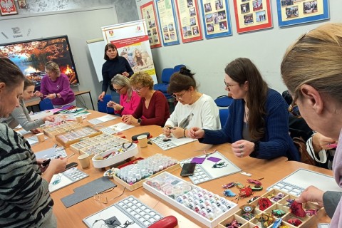 Warsztaty tworzenia biżuterii - broszka w technice haftu koralikowego