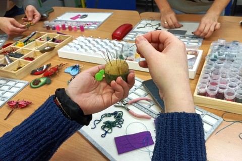 Warsztaty tworzenia biżuterii - broszka w technice haftu koralikowego