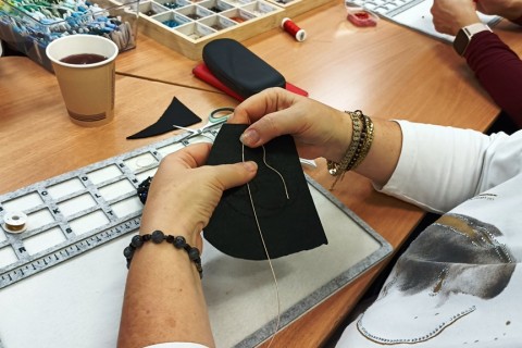 Warsztaty tworzenia biżuterii - broszka w technice haftu koralikowego