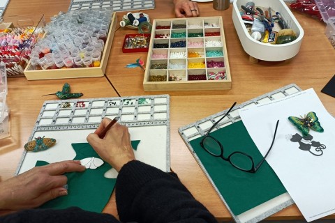 Warsztaty tworzenia biżuterii - broszka w technice haftu koralikowego