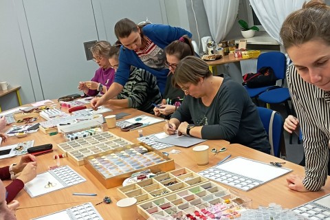 Warsztaty tworzenia biżuterii - broszka w technice haftu koralikowego