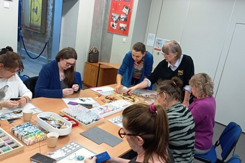 Warsztaty tworzenia biżuterii - broszka w technice haftu koralikowego