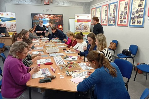 Warsztaty tworzenia biżuterii - broszka w technice haftu koralikowego