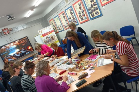 Warsztaty tworzenia biżuterii - broszka w technice haftu koralikowego