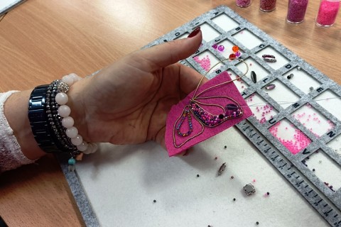 Warsztaty tworzenia biżuterii - broszka w technice haftu koralikowego