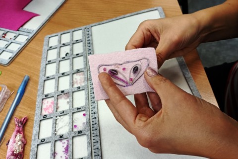 Warsztaty tworzenia biżuterii - broszka w technice haftu koralikowego