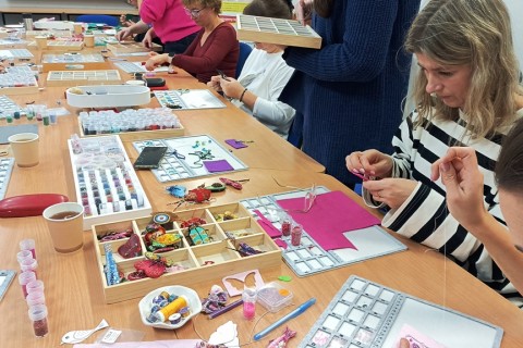 Warsztaty tworzenia biżuterii - broszka w technice haftu koralikowego