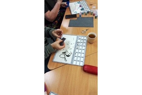 Warsztaty tworzenia biżuterii - broszka w technice haftu koralikowego