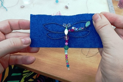Warsztaty tworzenia biżuterii - broszka w technice haftu koralikowego