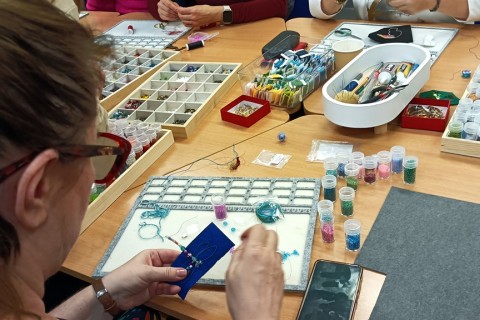 Warsztaty tworzenia biżuterii - broszka w technice haftu koralikowego