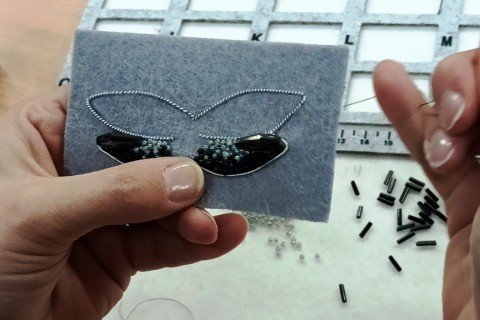 Warsztaty tworzenia biżuterii - broszka w technice haftu koralikowego