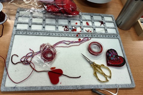 Warsztaty tworzenia biżuterii - broszka w technice haftu koralikowego