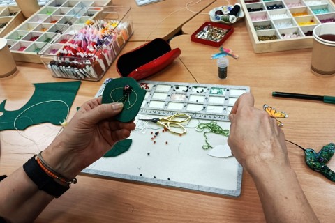 Warsztaty tworzenia biżuterii - broszka w technice haftu koralikowego