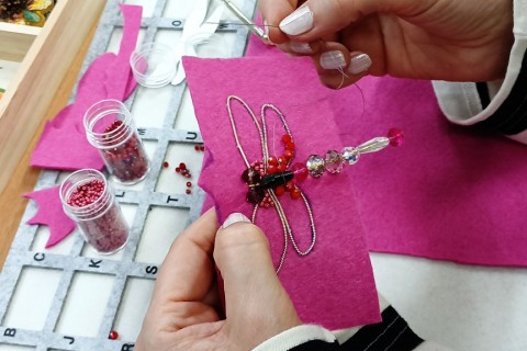 Warsztaty tworzenia biżuterii - broszka w technice haftu koralikowego