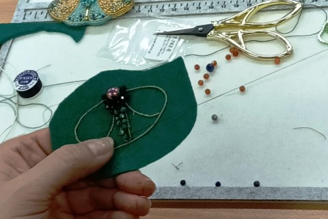 Warsztaty tworzenia biżuterii - broszka w technice haftu koralikowego