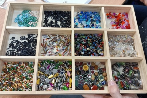 Warsztaty tworzenia biżuterii - broszka w technice haftu koralikowego