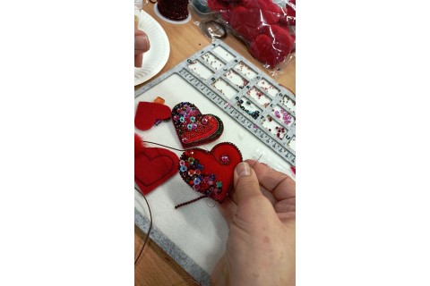 Warsztaty tworzenia biżuterii - broszka w technice haftu koralikowego