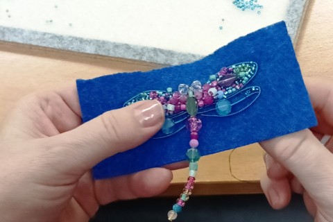 Warsztaty tworzenia biżuterii - broszka w technice haftu koralikowego