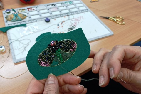 Warsztaty tworzenia biżuterii - broszka w technice haftu koralikowego